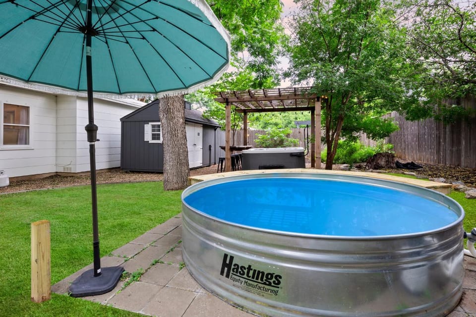Emerald On Acorn - Hot Tub & Fire Pit House in Fredericksburg