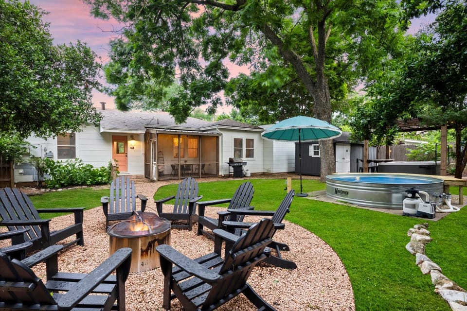 Emerald On Acorn - Hot Tub & Fire Pit House in Fredericksburg