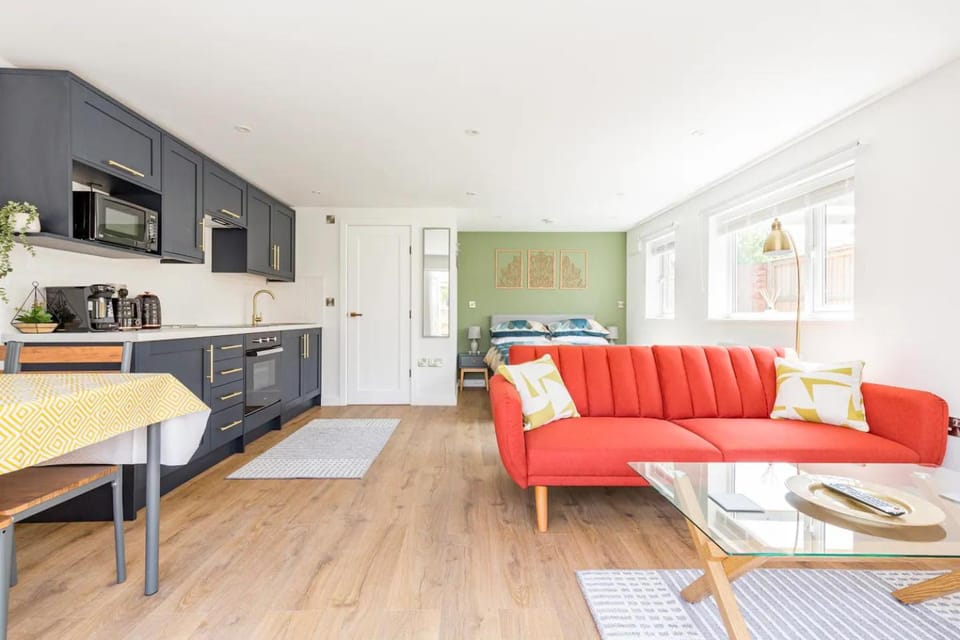 Shower, Living room, Seating area, Dining area