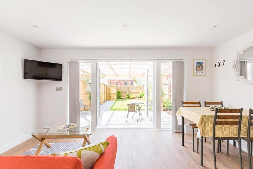 TV and multimedia, Living room, Seating area, Dining area