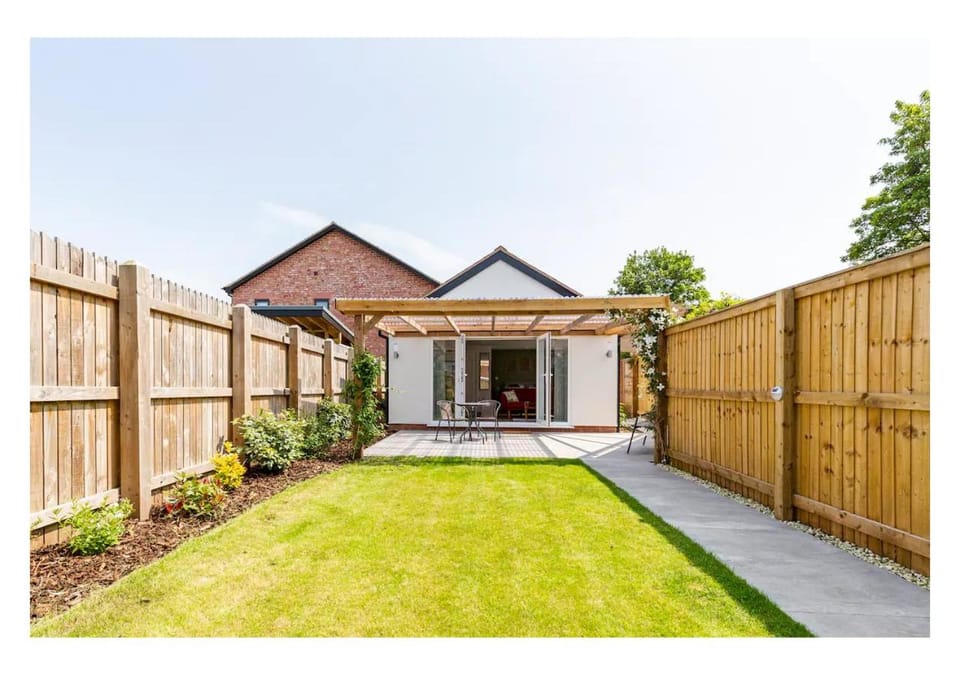Property building, Patio, Spring, Day, Garden, Garden view