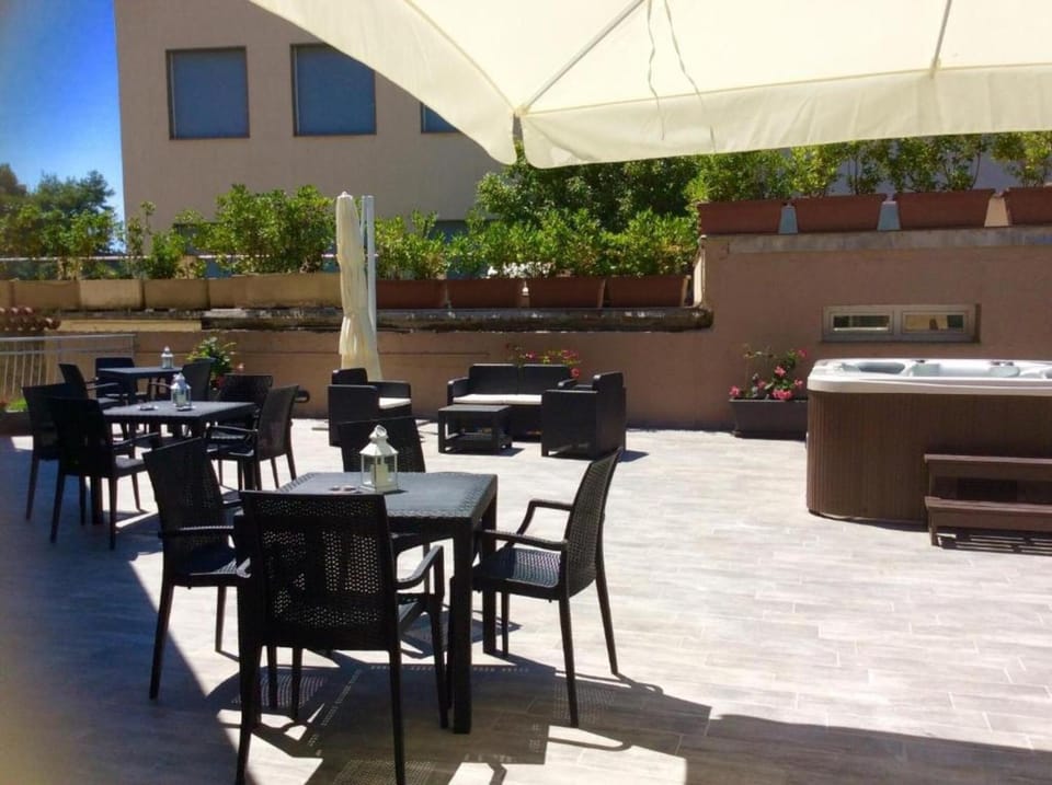 Property building, Balcony/Terrace, Living room