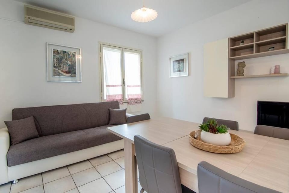 TV and multimedia, Living room, Seating area, Dining area, air conditioner