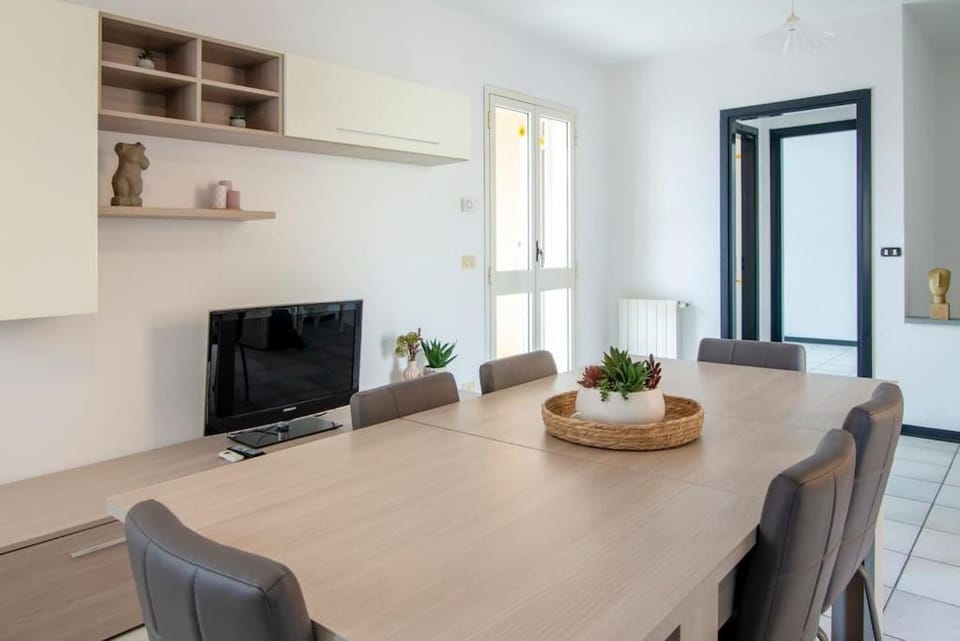 Kitchen or kitchenette, Seating area, Dining area
