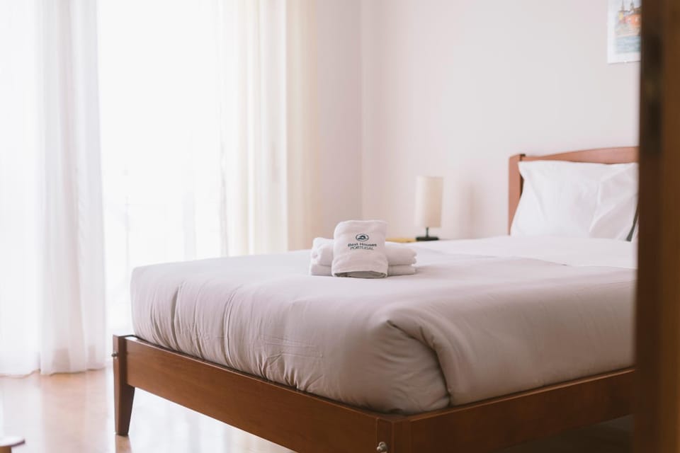 Bed, Photo of the whole room, Bedroom, towels