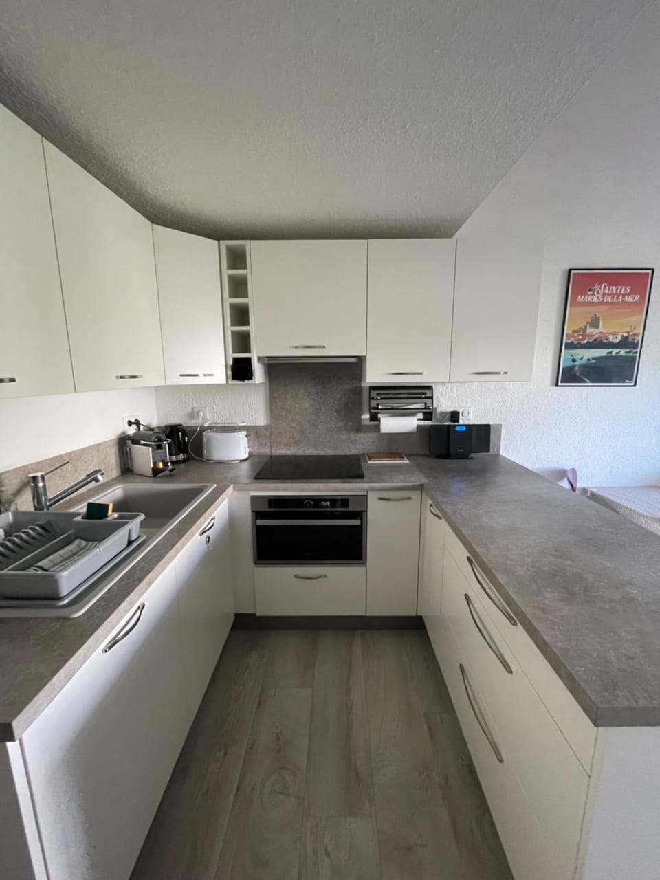 Coffee/tea facilities, Kitchen or kitchenette, dishwasher, microwave, stove, toaster