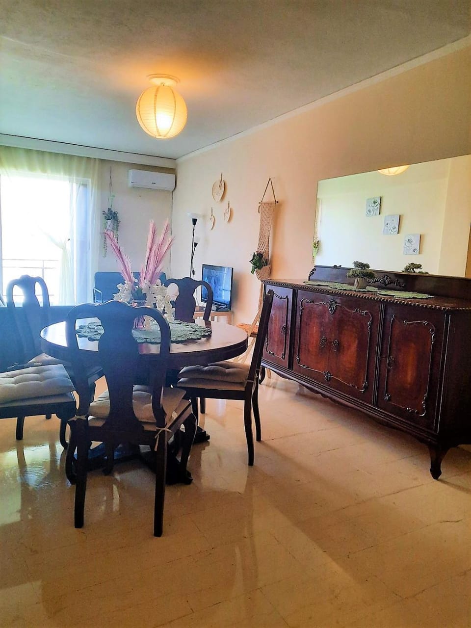 People, Living room, Seating area, Dining area, group of guests