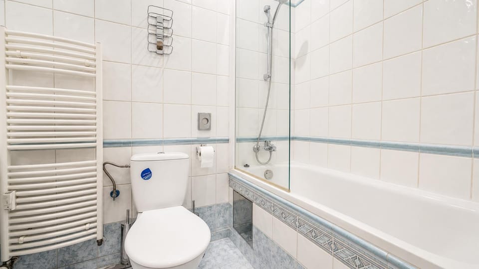 Shower, Toilet, Bathroom, Bath, towels