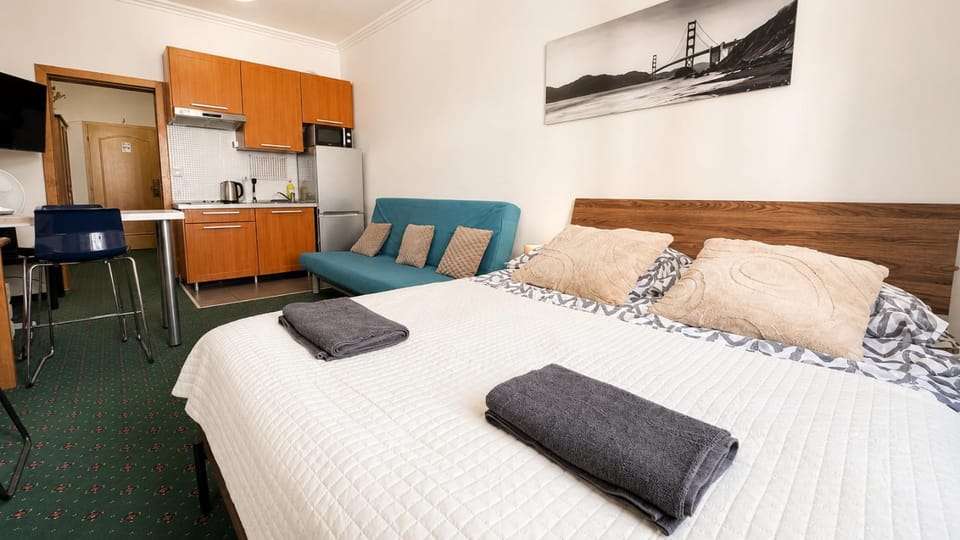 Bed, Kitchen or kitchenette, Living room, Photo of the whole room, Seating area, Bedroom, minibar, oven