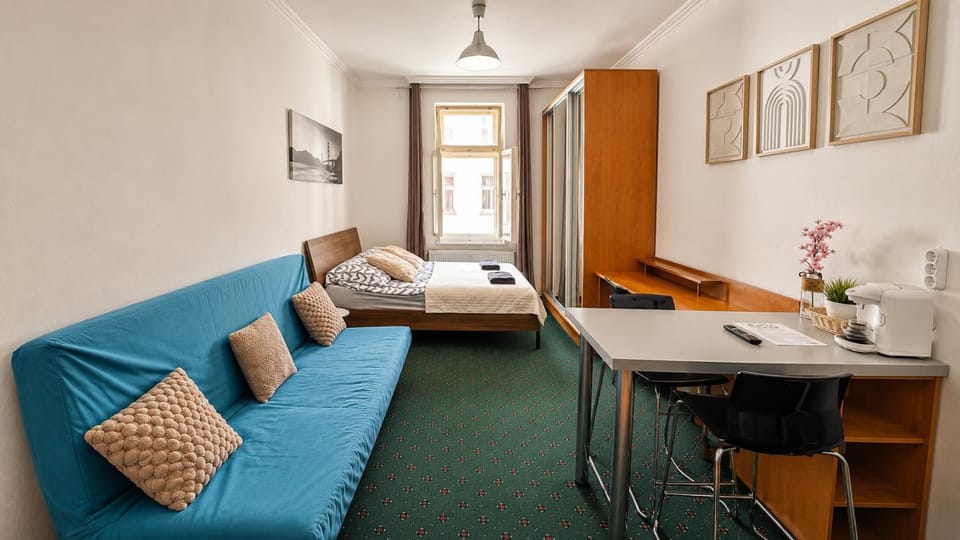 Bed, TV and multimedia, Living room, Photo of the whole room, Seating area, Dining area, Bedroom, hair dresser