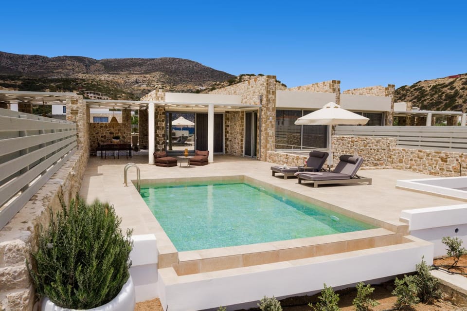 Property building, Patio, Balcony/Terrace, Pool view, Swimming pool, sunbed