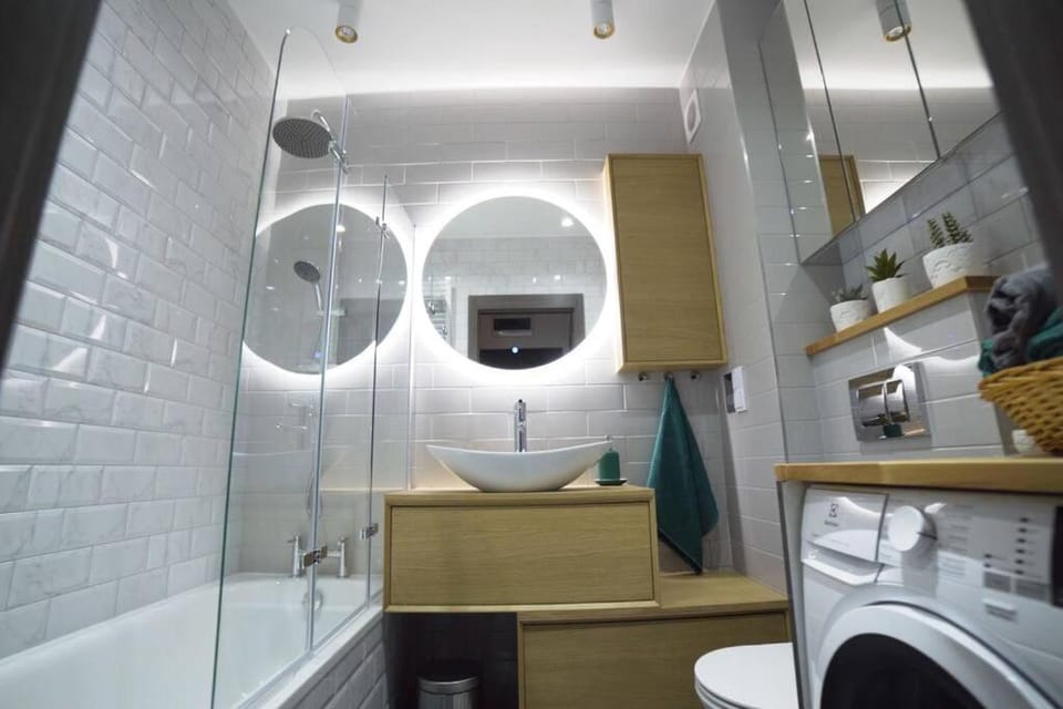 Shower, Toilet, Bathroom, Bath, towels, washing machine