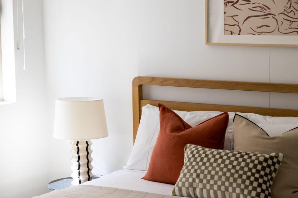 Kahlo Alexandria - Stylish 2 bdrm Walk to Train Apartment in Sydney