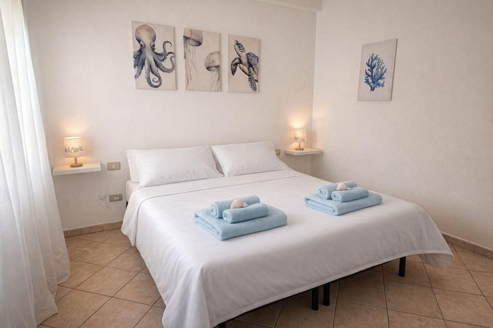 Bed, Photo of the whole room, Bedroom, towels, towels