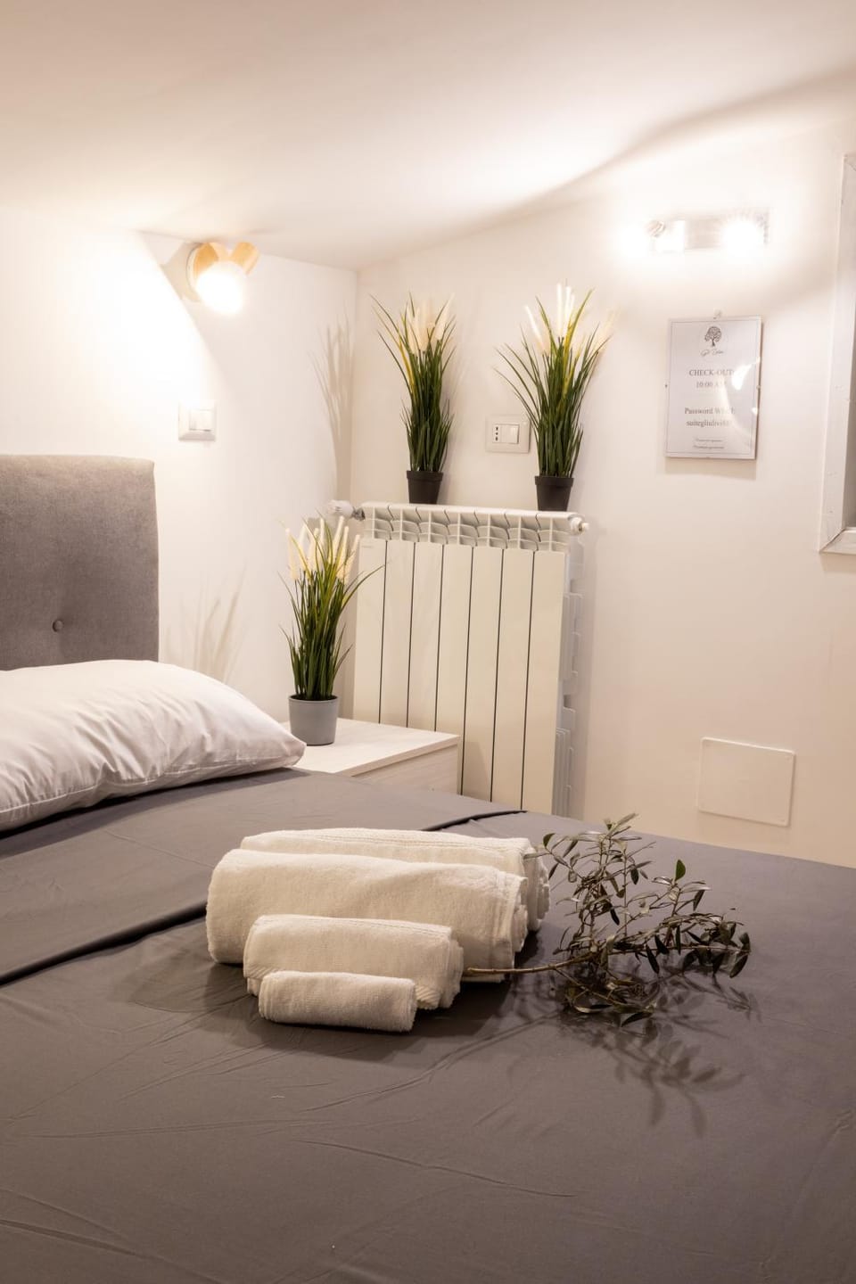 Bed, Bedroom, internet, towels