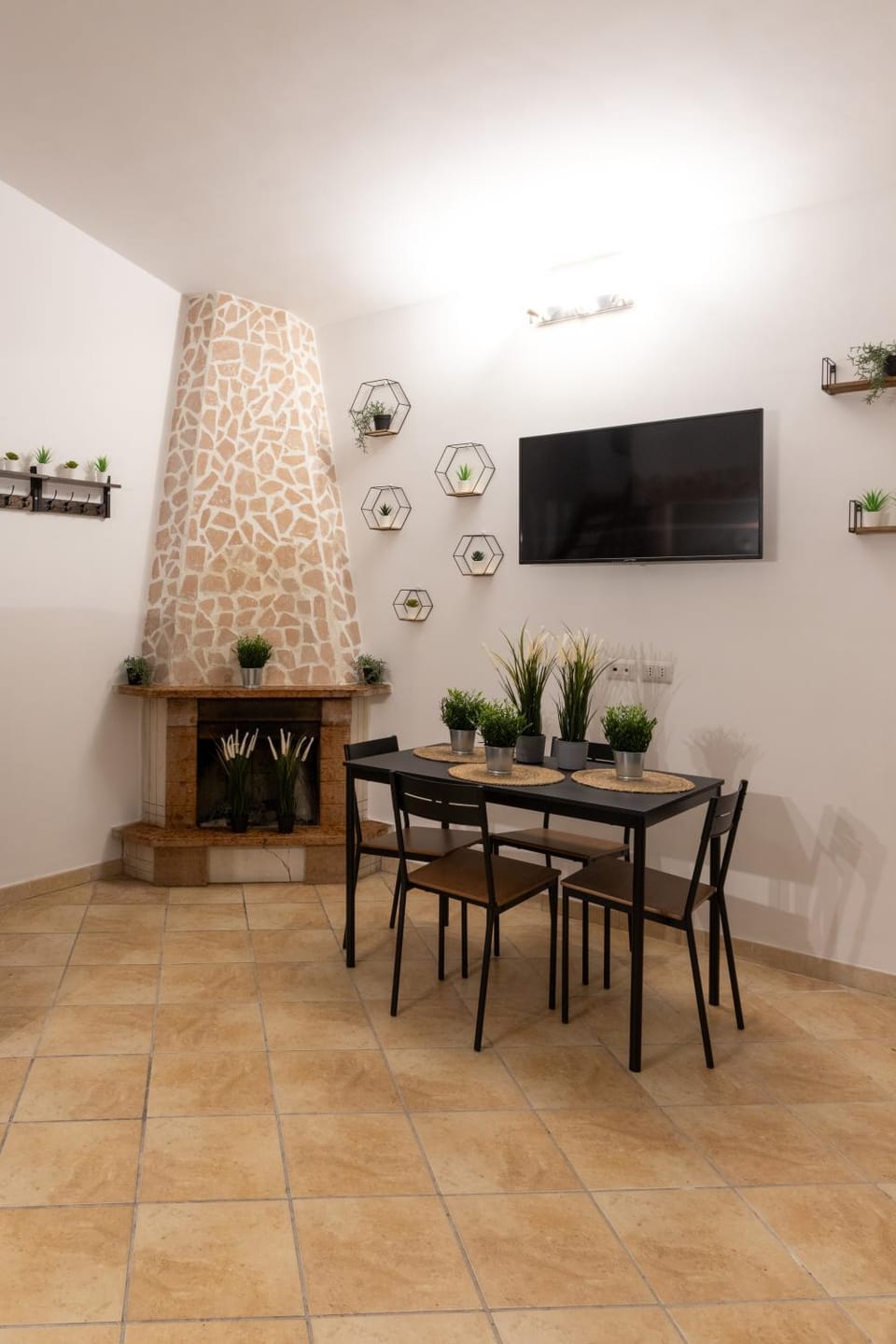 TV and multimedia, Living room, Seating area, Dining area