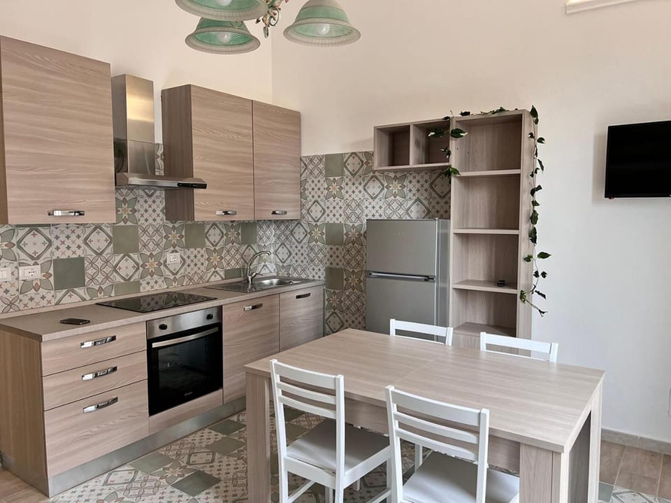 Kitchen or kitchenette, Dining area, stove