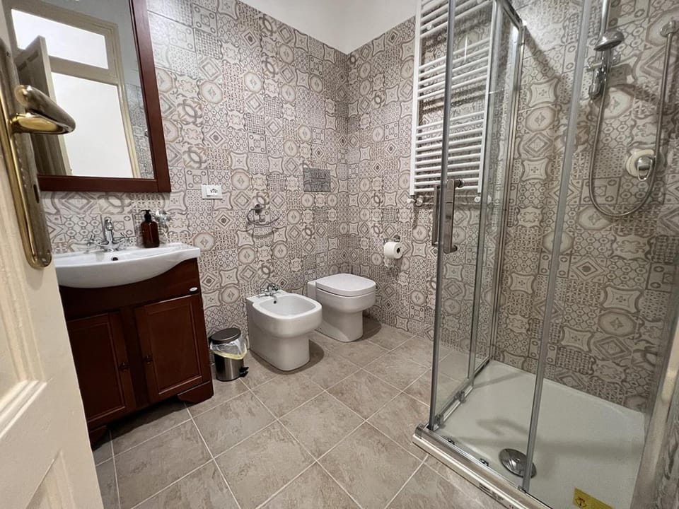 Shower, Toilet, bidet