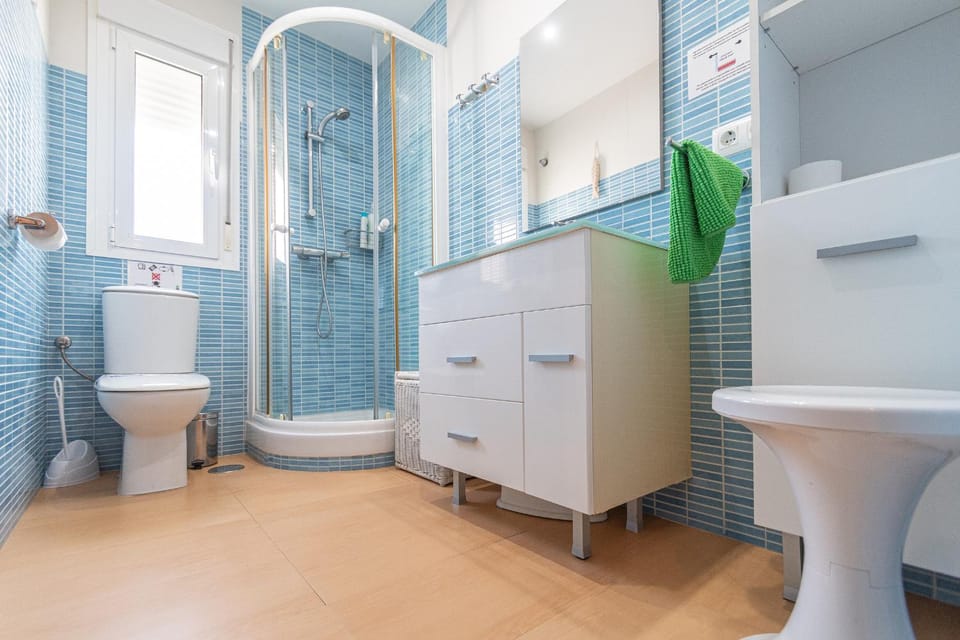 Shower, Toilet
