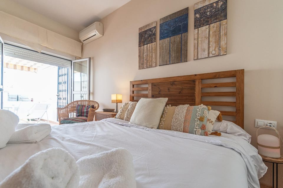 Bed, Photo of the whole room, Bedroom, air conditioner