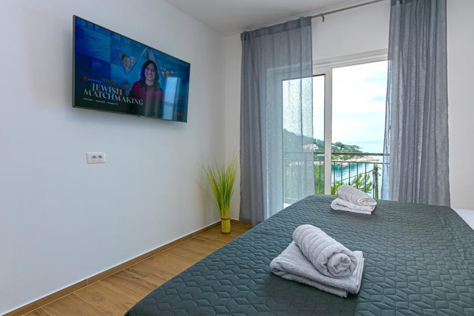Bed, TV and multimedia, View (from property/room), Balcony/Terrace, Bedroom