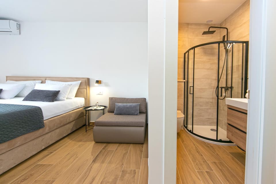 Shower, Bed, Bathroom, Bedroom, towels