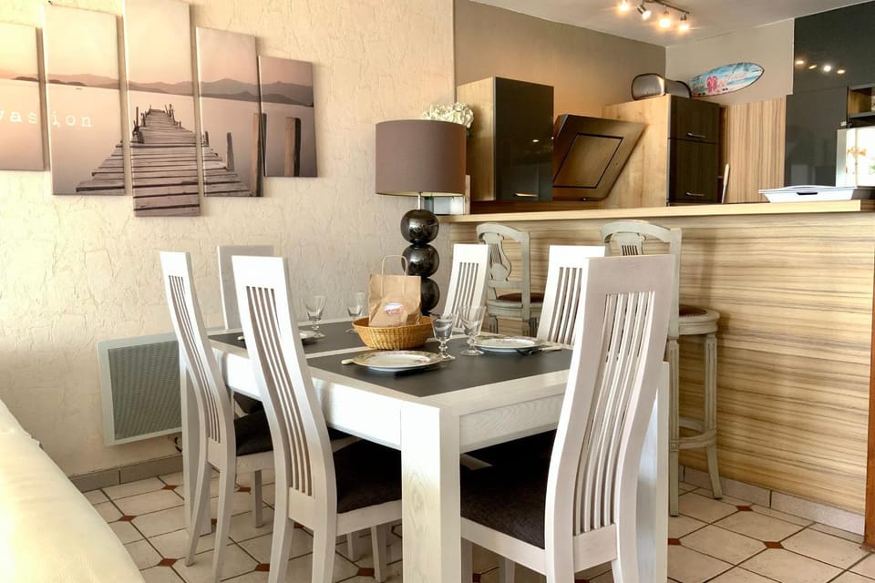 Kitchen or kitchenette, Dining area