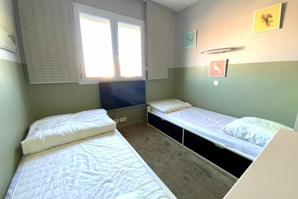 Bed, TV and multimedia, Photo of the whole room, Bedroom