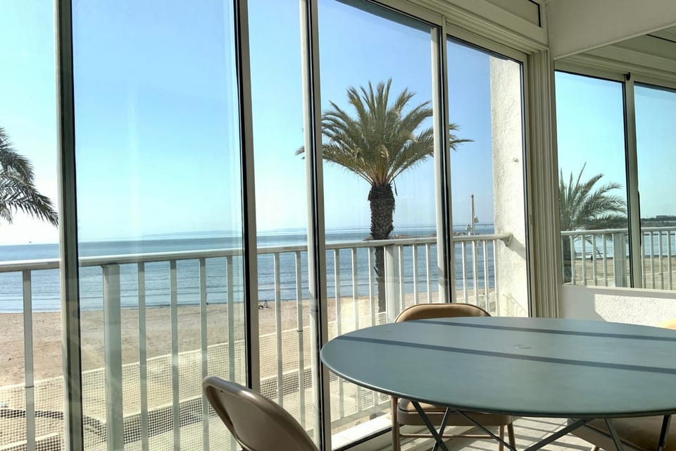 Patio, Day, Natural landscape, View (from property/room), Balcony/Terrace, Dining area, Beach, Sea view