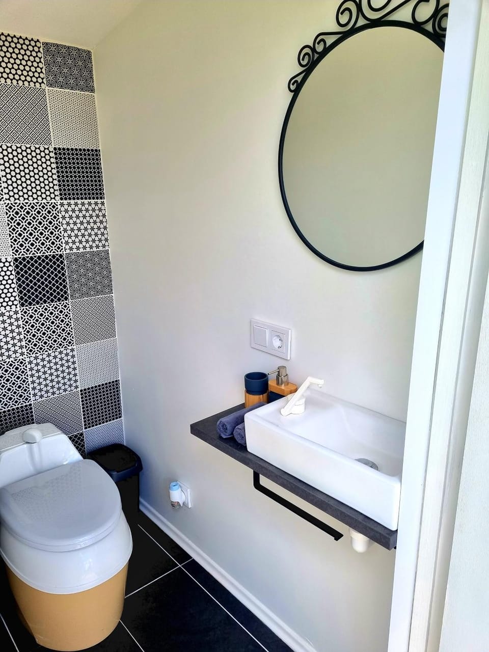 Toilet, towels