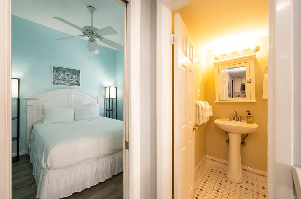 Crawl to Duval w/ Hot tub House in Key West