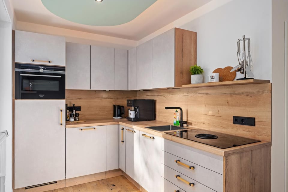 Coffee/tea facilities, Kitchen or kitchenette, dishwasher, oven, stove, toaster