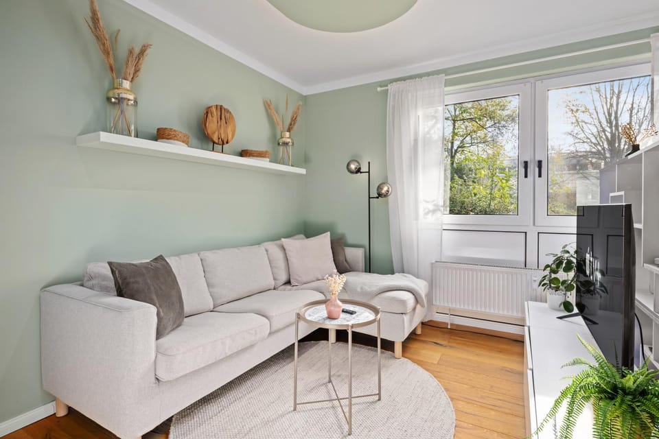 TV and multimedia, Living room, Seating area, Evening entertainment