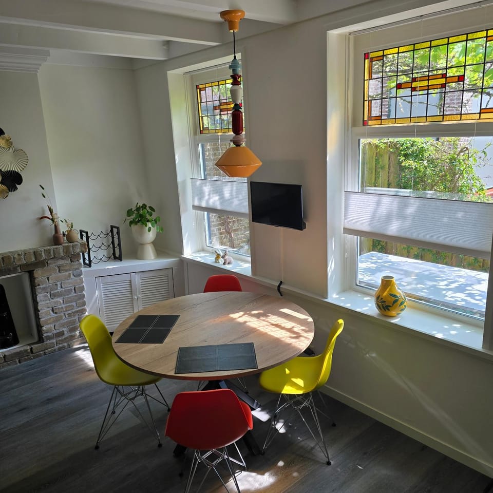 TV and multimedia, View (from property/room), Kitchen or kitchenette, Living room, Food and drinks, Photo of the whole room, Seating area, Dining area, Guests, Sea view, Breakfast, Lunch, Family