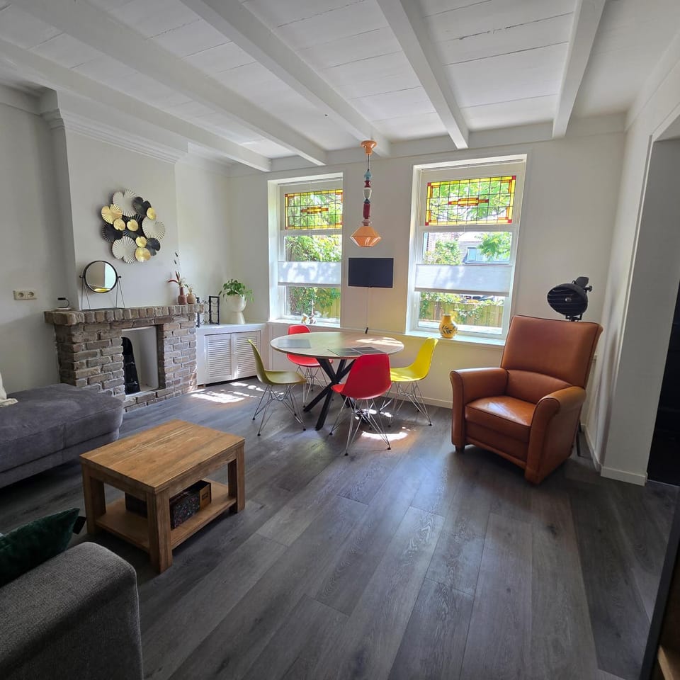 Property building, TV and multimedia, Kitchen or kitchenette, Living room, Seating area, Dining area