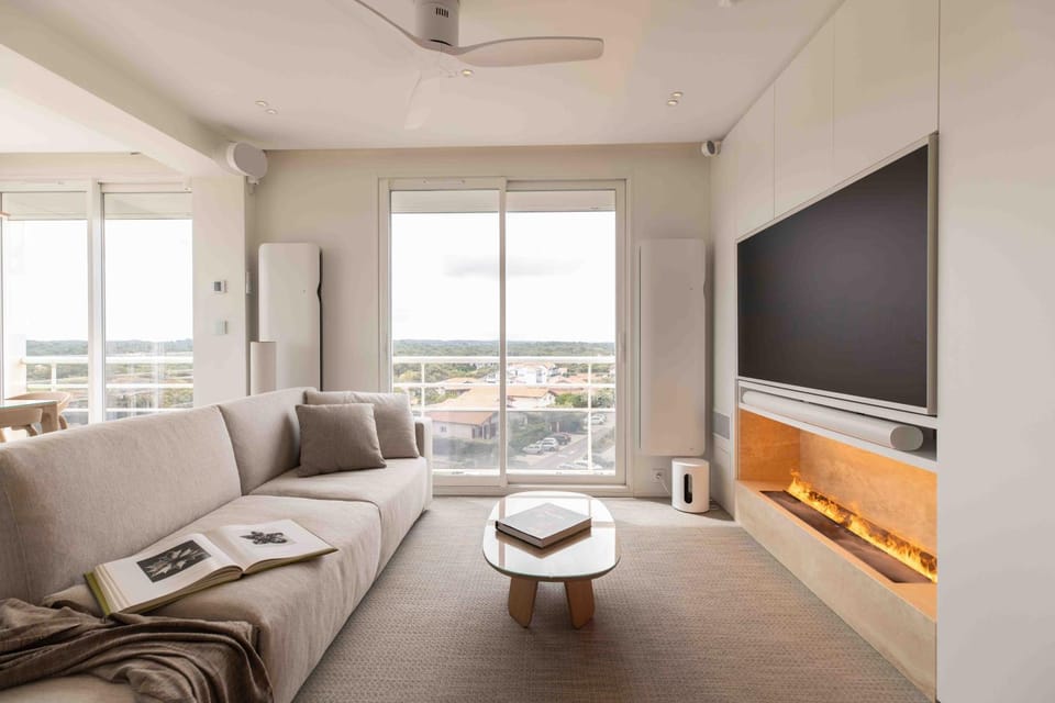 Communal lounge/ TV room, flat iron