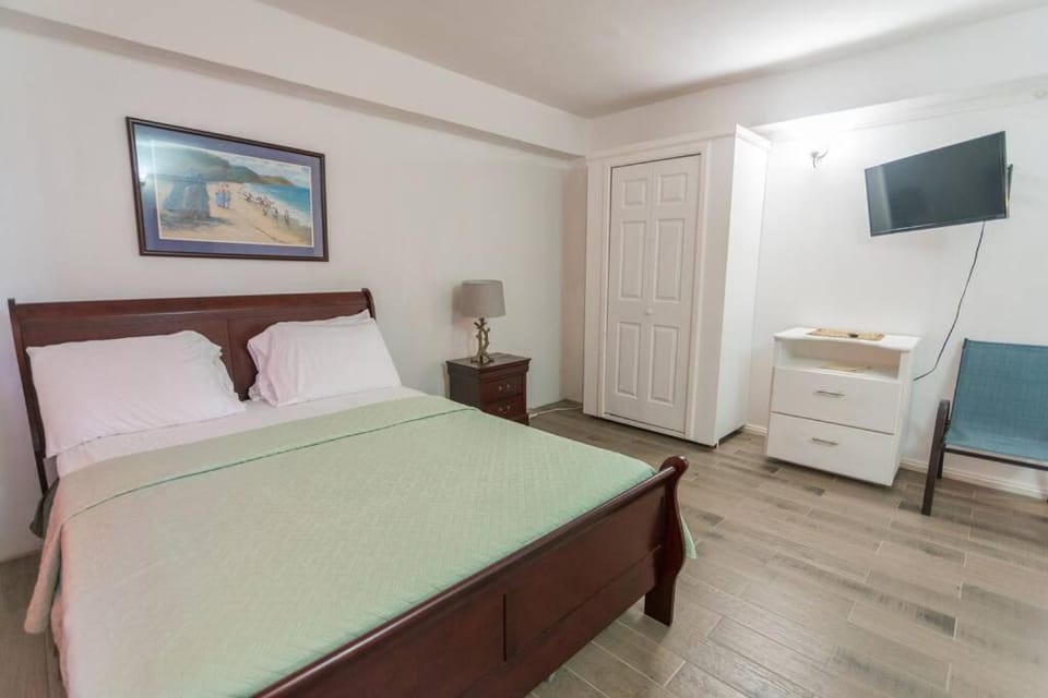 Bed, TV and multimedia, Bedroom, wardrobe