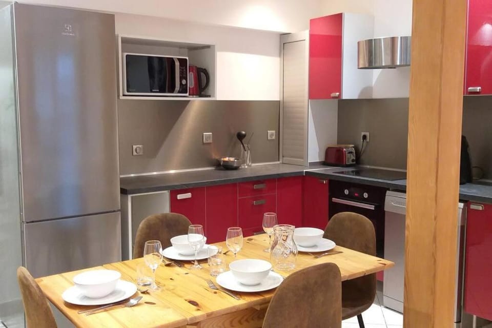 Coffee/tea facilities, dishwasher, oven, stove, toaster