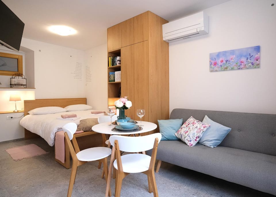 Bed, TV and multimedia, Living room, Photo of the whole room, Seating area, Dining area, Bedroom, towels, air conditioner