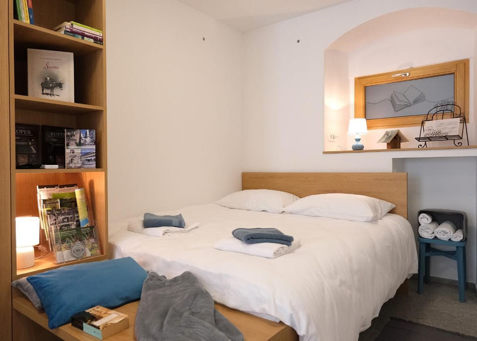 Bed, Library, Photo of the whole room, Decorative detail, Bedroom, towels
