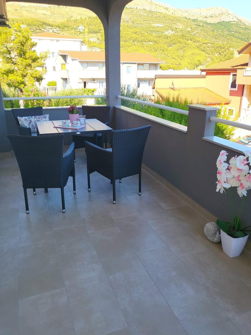 Property building, Balcony/Terrace, Dining area