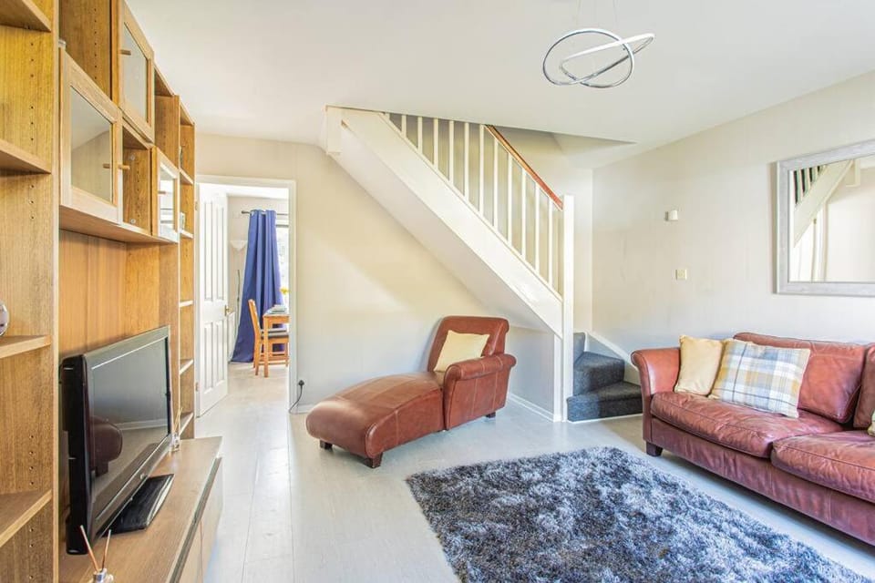 Communal lounge/ TV room, TV and multimedia, Living room, Seating area, Evening entertainment