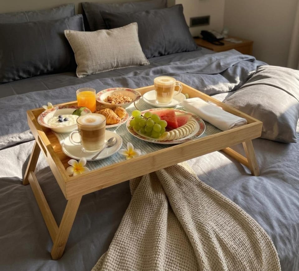 Food and drinks, Food, Breakfast, room service