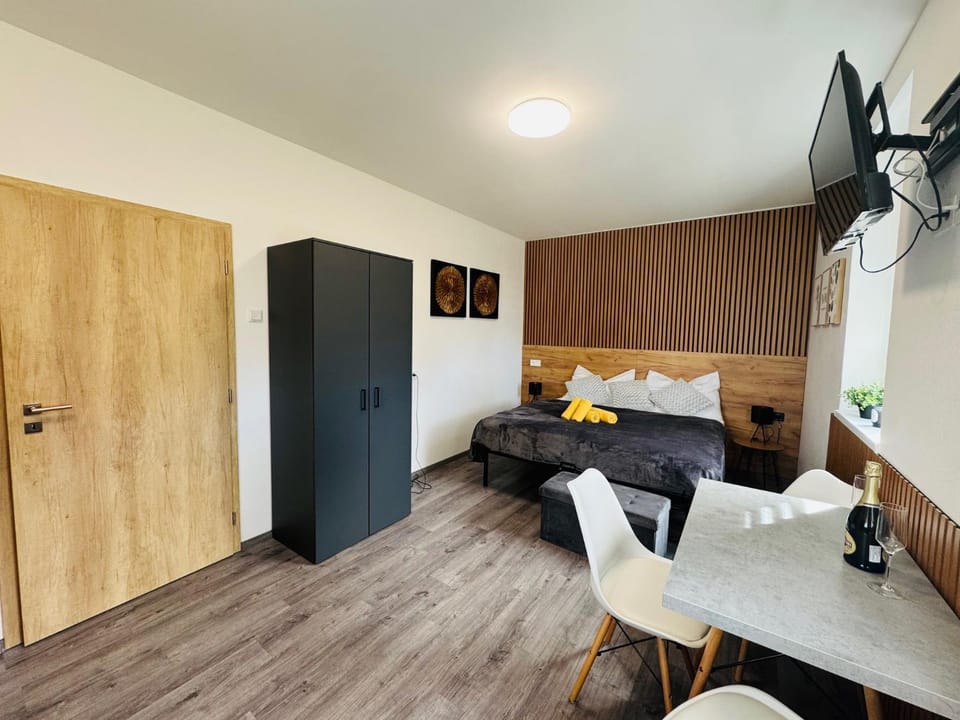 Bed, Living room, Photo of the whole room, Seating area, Bedroom