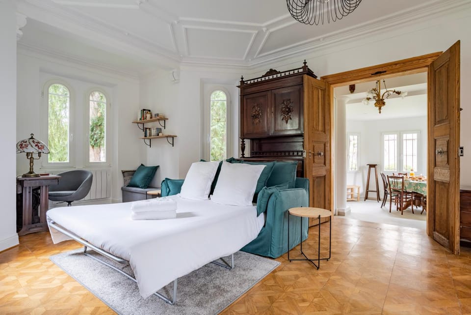 Bed, Living room, Photo of the whole room, Bedroom