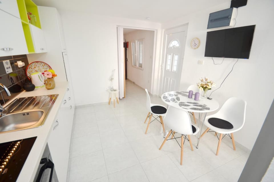 Kitchen or kitchenette, Living room, Seating area, Dining area
