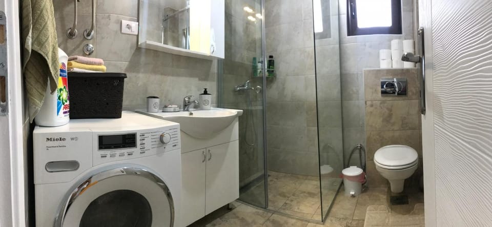 Shower, Toilet, Bathroom, towels, washing machine