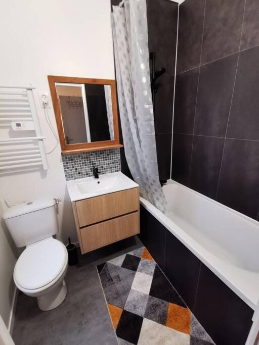 Shower, Toilet, Bathroom, Bath, towels