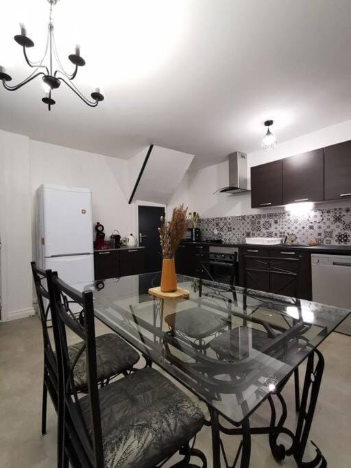 Kitchen or kitchenette, Dining area, dishwasher, minibar, stove