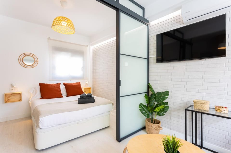 Bed, TV and multimedia, Living room, Photo of the whole room, Seating area, Bedroom
